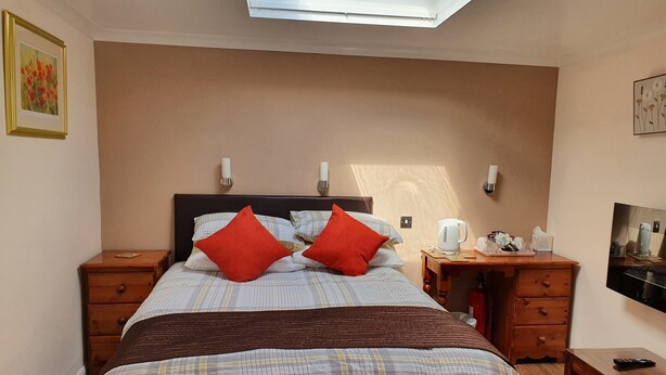 Desk, soundproofing, free WiFi - Penryn Guest House (Stratford-upon-Avon)