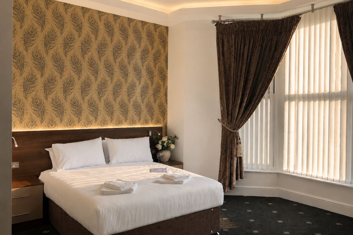 Executive Double Room, Ensuite (with bath and shower )