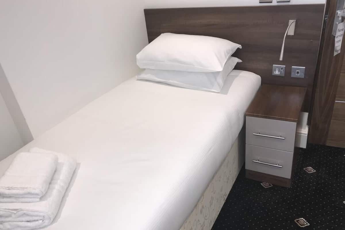 Single Room, Ensuite (shared toilet)