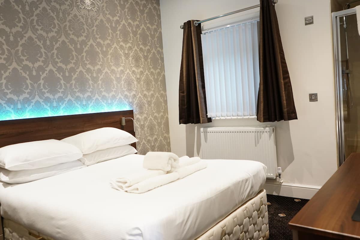 Doppelzimmer, mit Bad (shared toilet)
