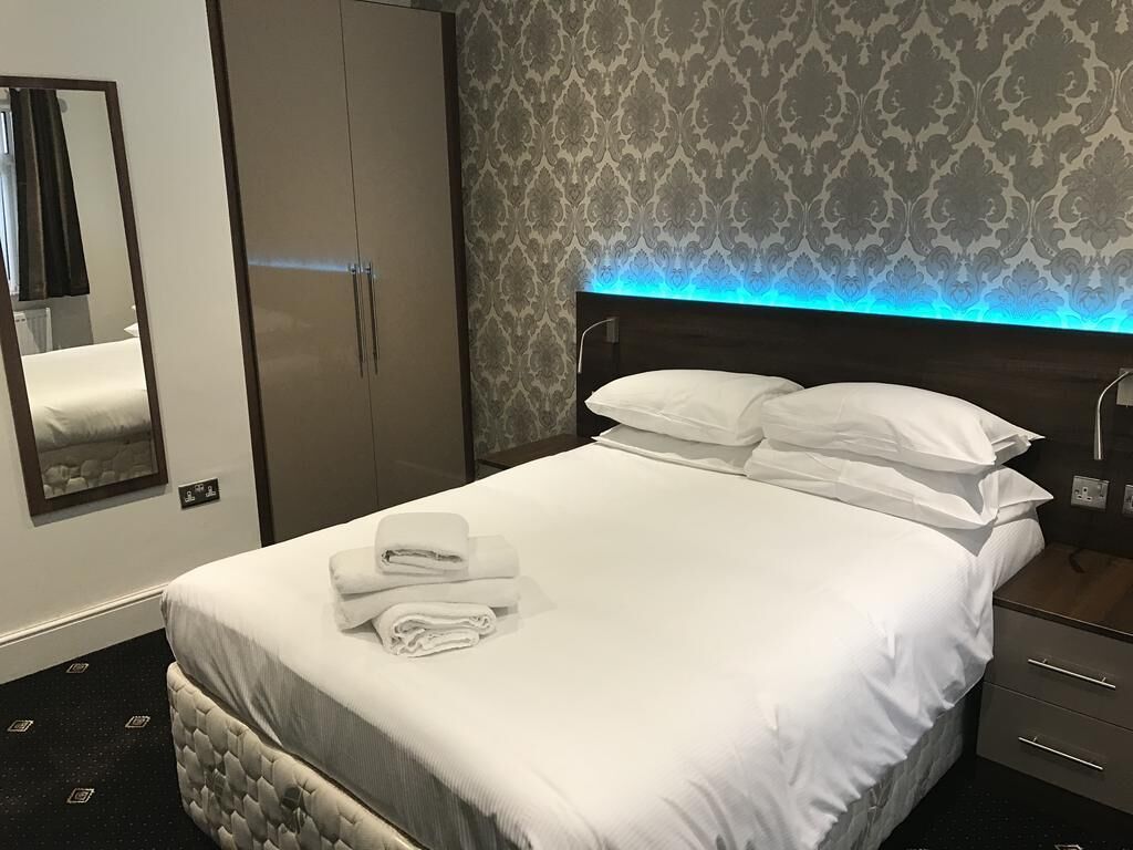 Double Room, Ensuite (shared toilet)