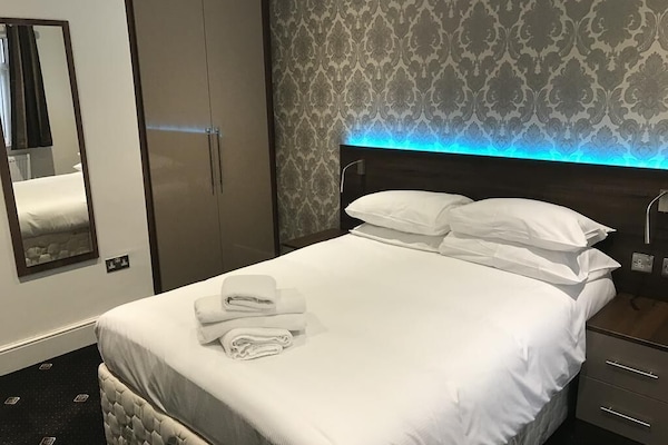 Double Room, Ensuite (shared toilet)