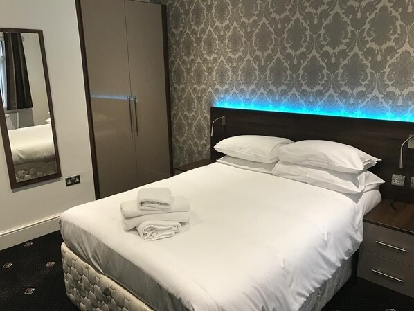 Chambre Double, salle de bains attenante (shared toilet)