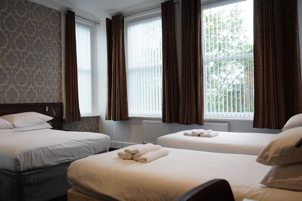 triple room, ensuite (2 adults & 2 children)