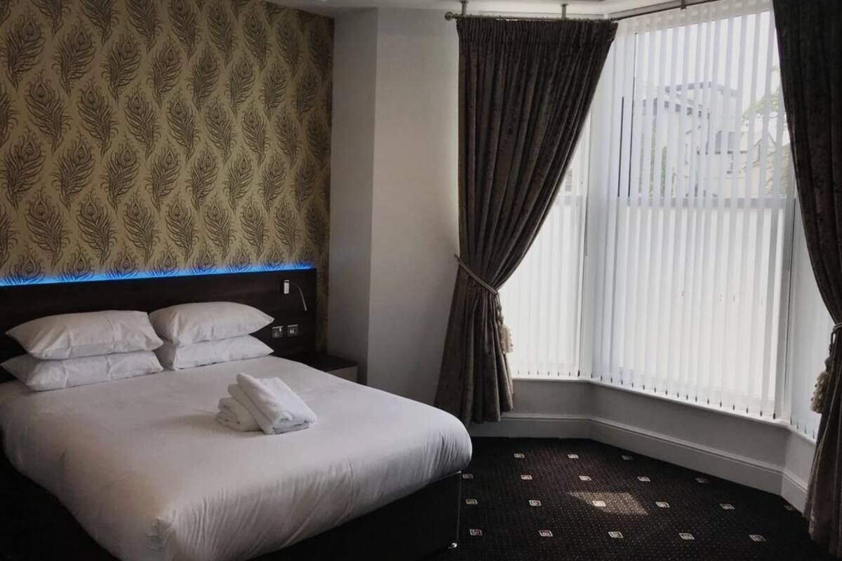 Executive Double Room, Ensuite (with bath and shower )