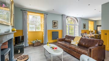 Superior Cottage, Ensuite (2 Bed-Stables-Stairs) | Shared kitchen | Highchair