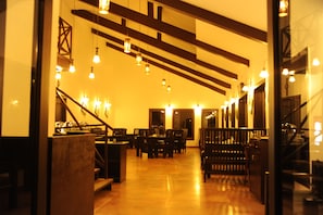供应早餐、午餐和晚餐