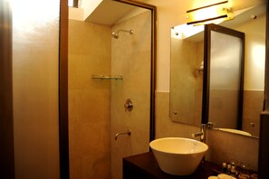 Douche, articles de toilette gratuits, sèche-cheveux