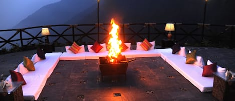 Breakfast, lunch and dinner served