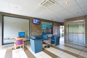 Lobby sitting area - Eastlodge Lyon Est Eurexpo (Saint-Priest)