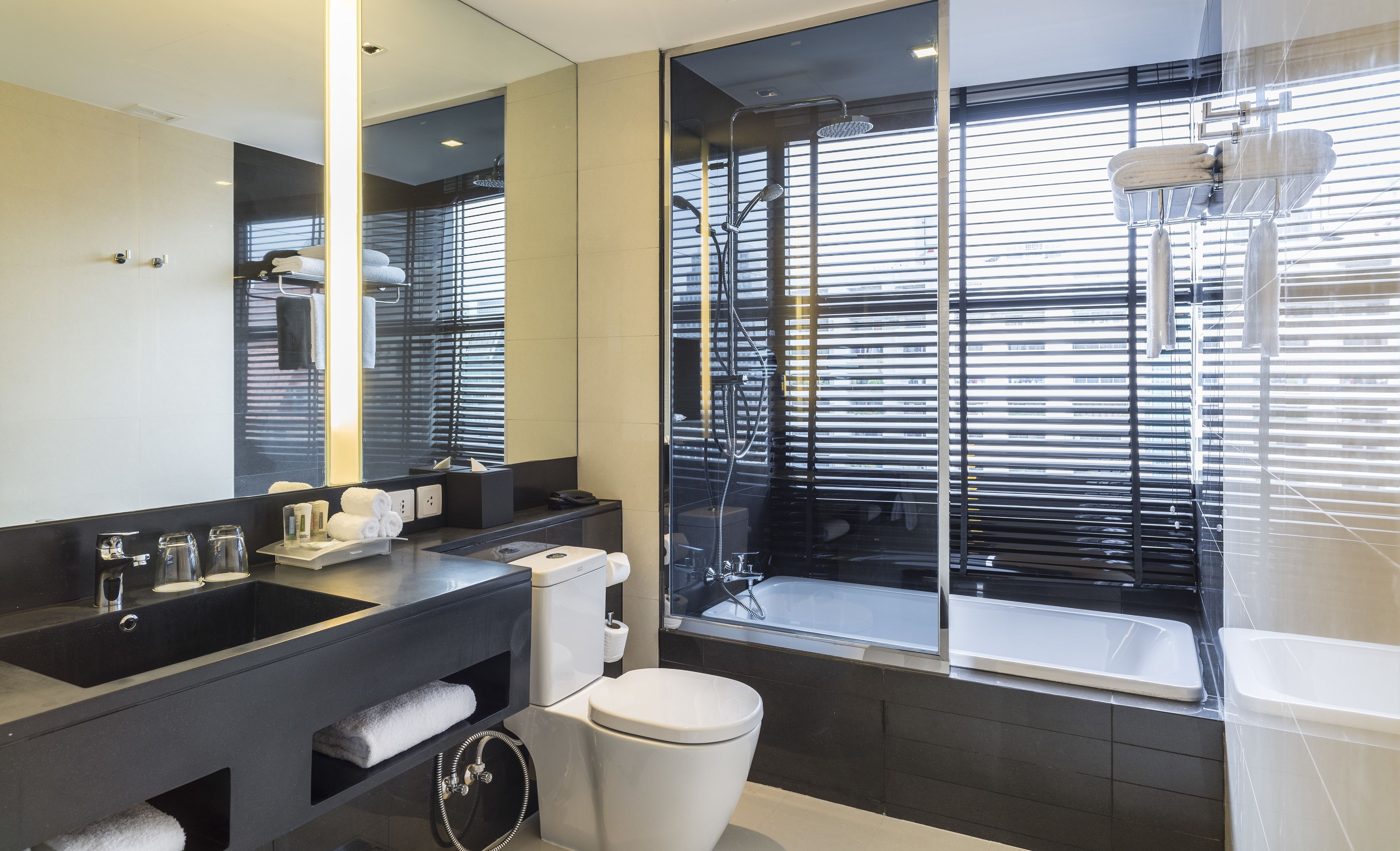 suite, 1 king bed, city view | bathroom | shower, rainfall showerhead, free toiletries, hair dryer