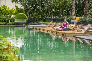 Outdoor pool, pool umbrellas, pool loungers - Holiday Inn Bangkok Sukhumvit by IHG (Bangkok)