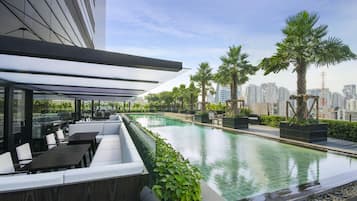 Piscina externa, guarda-sóis, espreguiçadeiras