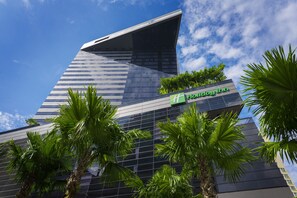 Exterior - Holiday Inn Bangkok Sukhumvit by IHG (Bangkok)