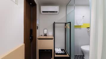 Quarto solteiro básico | Escrivaninha, ferros/tábuas de passar roupa, Wi-Fi de cortesia