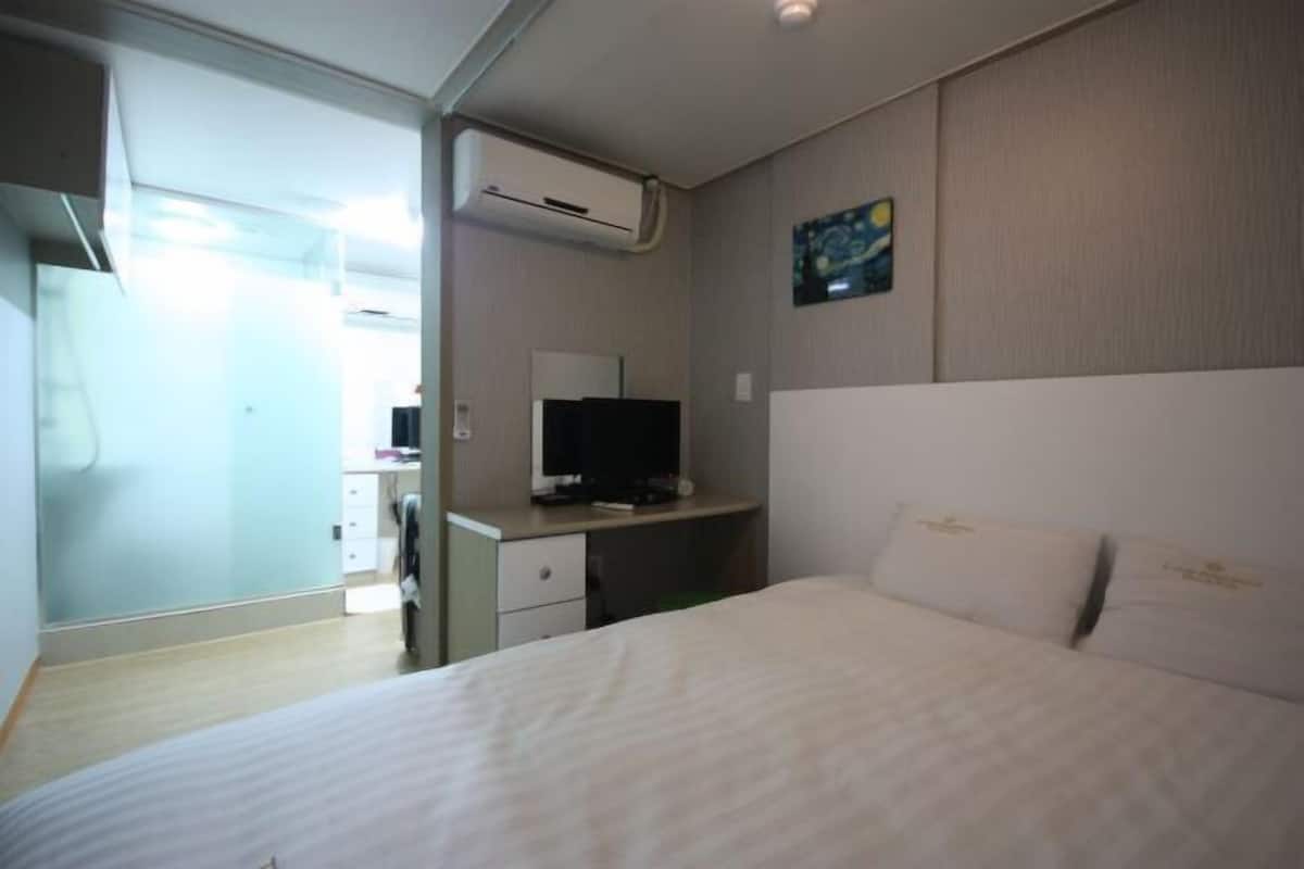 Desk, iron/ironing board, free WiFi