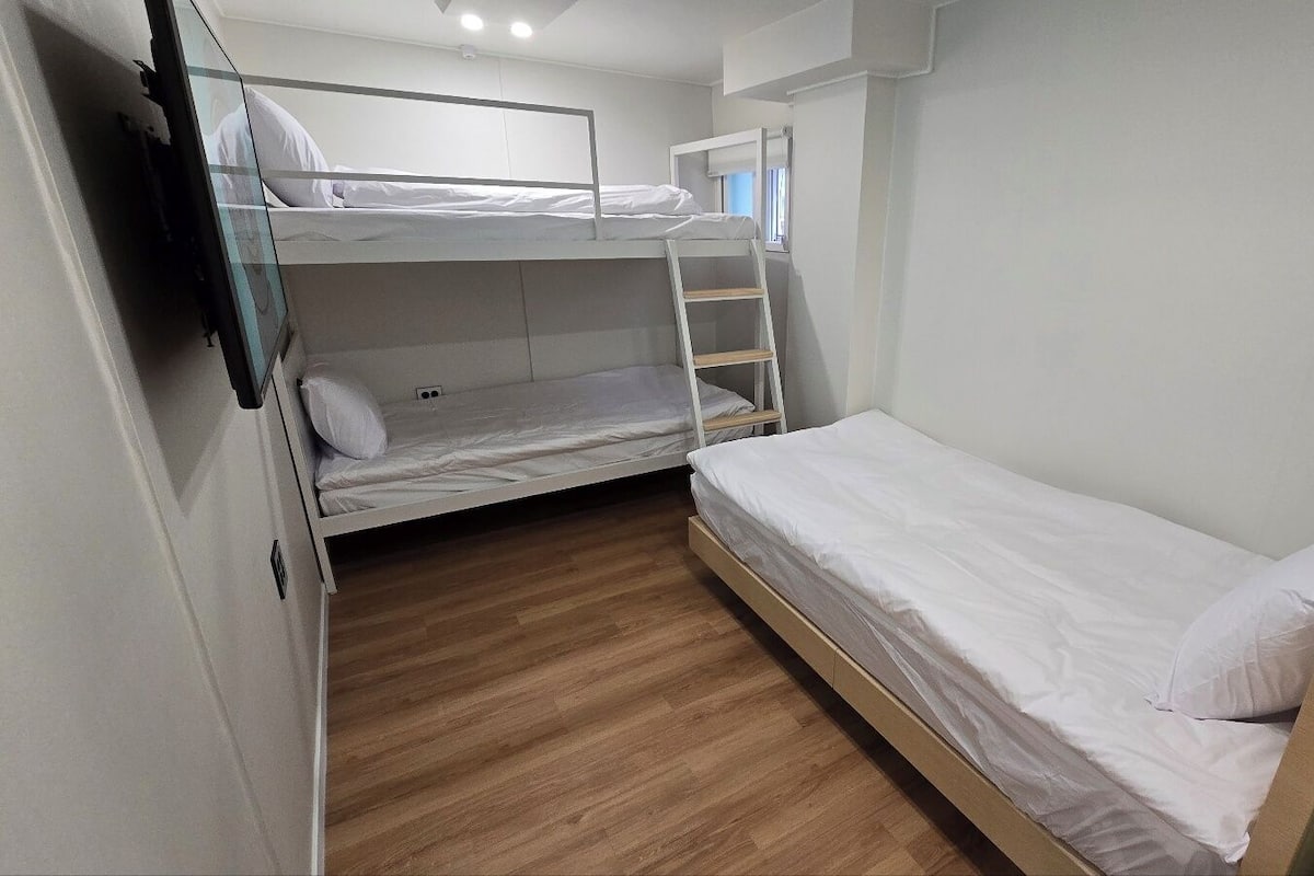 Chambre Deluxe avec lits jumeaux | Bureau, fer et planche à repasser, Wi-Fi gratuit