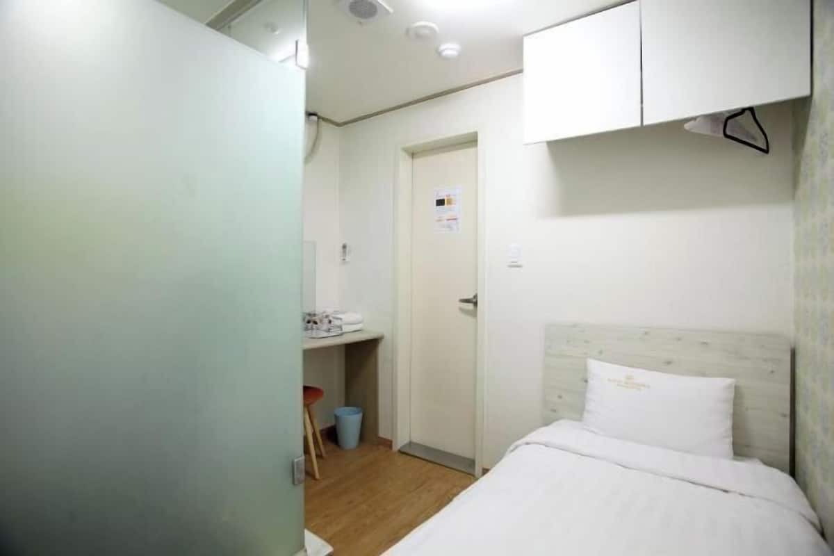 Desk, iron/ironing board, free WiFi
