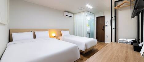 Kahden hengen deluxe-huone (kaksi sänkyä) | Työpöytä, silitysrauta/-lauta, ilmainen Wi-Fi