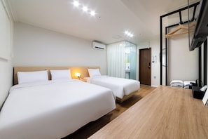 Deluxe Twin Room | Desk, iron/ironing board, free WiFi