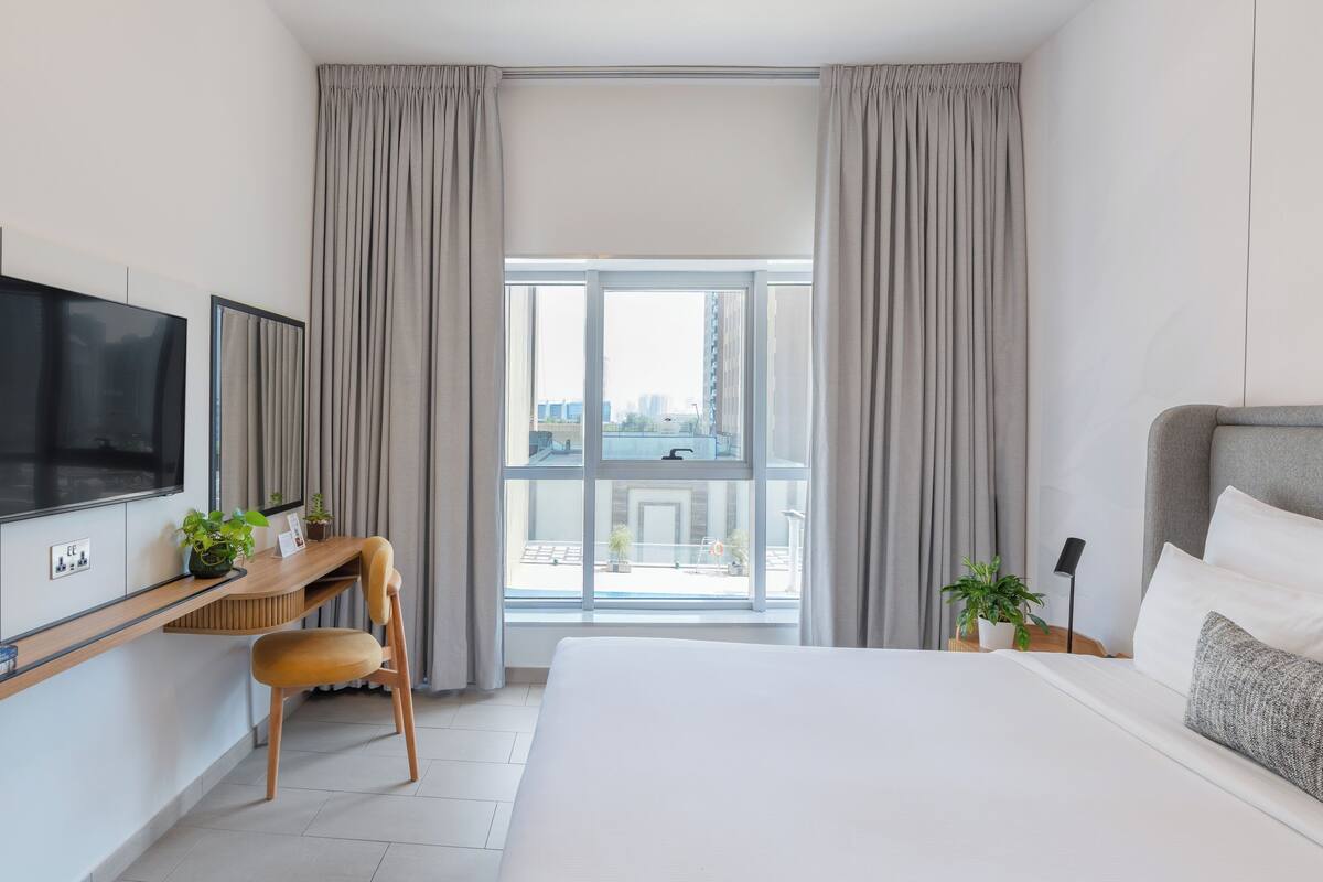 Premium bedding, in-room safe, blackout drapes, soundproofing