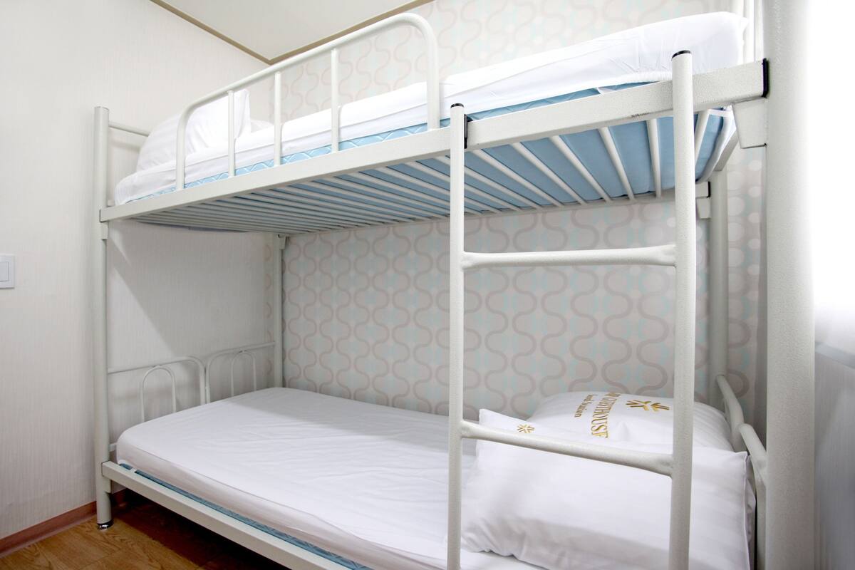 Chambre avec lits jumeaux, salle de bains commune