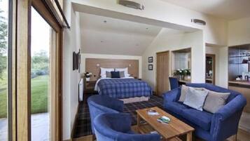 Junior Room, Garden View | Hypo-allergenic bedding, in-room safe, individually decorated