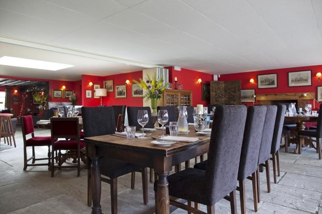 Un restaurante con interiores rojos, mesas y sillas de madera.