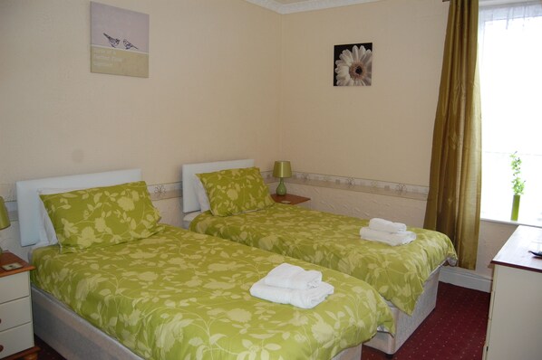 ห้องทวิน | เครื่องนอนระดับพรีเมียม, เตียงเสริม/เปล, Wi-Fi ฟรี, ผ้าปูที่นอน