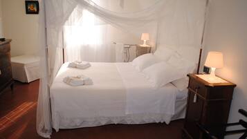 Suite, eigenes Bad | Hochwertige Bettwaren, Daunenbettdecken, Zimmersafe, Schreibtisch