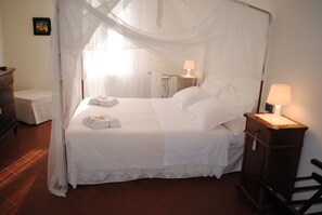 스위트, 전용 욕실 | 고급 침구, 오리/거위털 이불, 객실 내 금고, 책상