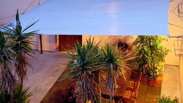 Familien-Doppelzimmer, eigenes Bad | Terrasse/Patio