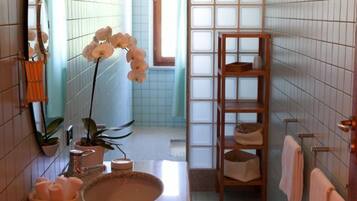 Suite, Private Bathroom | Bathroom | Combined shower/bathtub, free toiletries, hair dryer, slippers