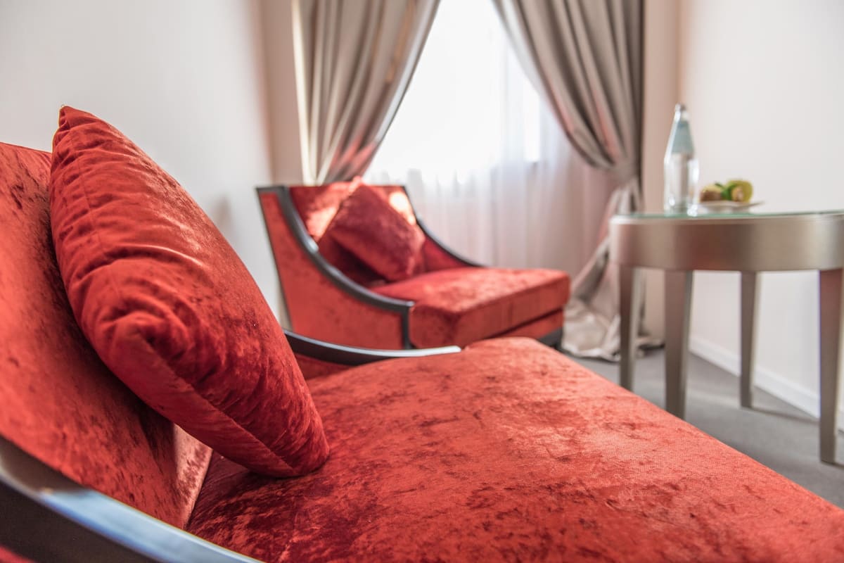 superior double room | in-room safe, individually decorated, individually furnished, desk