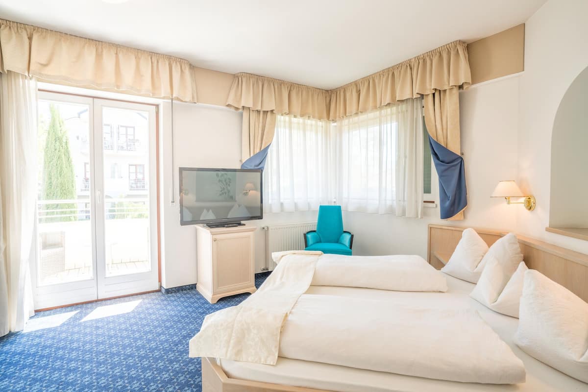 deluxe double room | in-room safe, individually decorated, individually furnished, desk