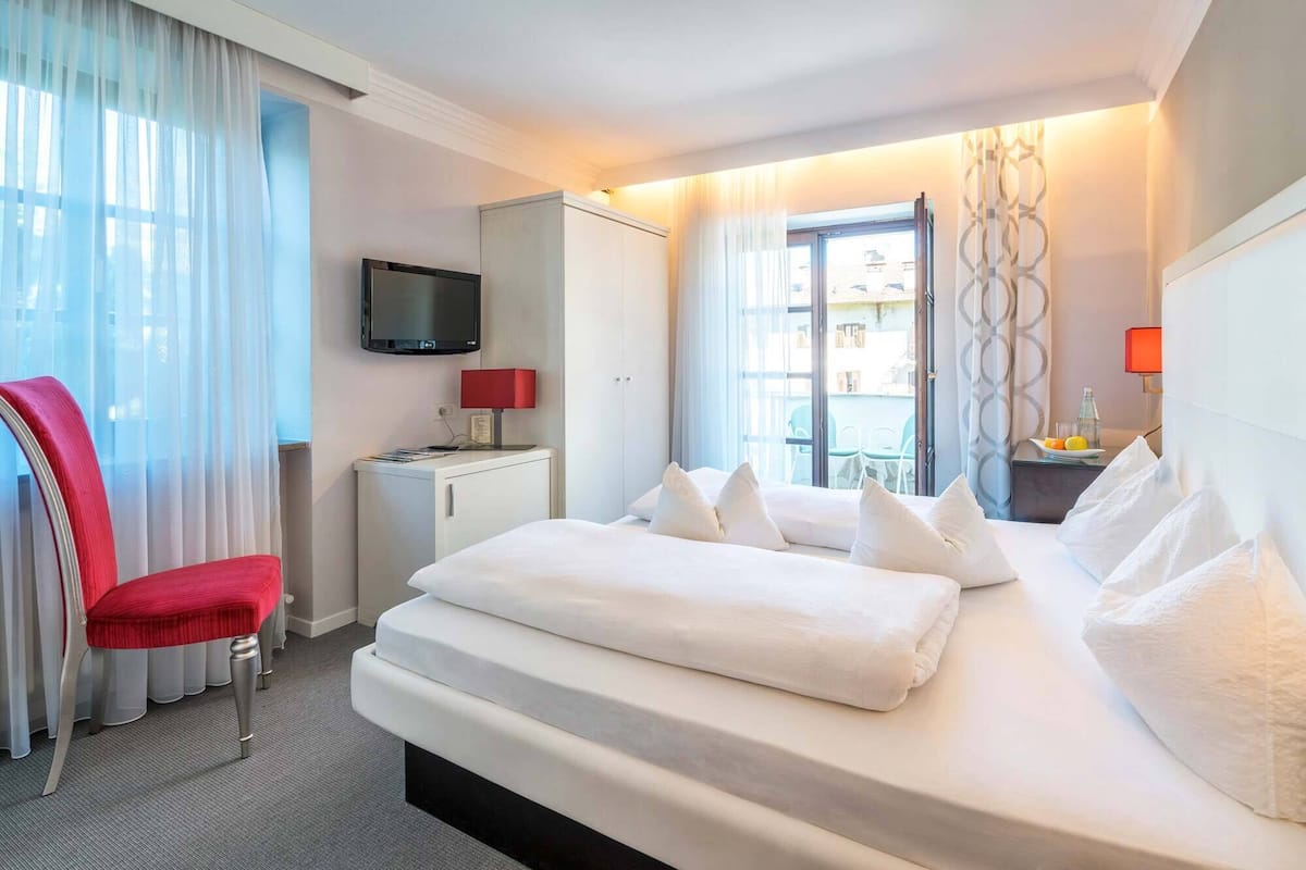 in-room safe, individually decorated, individually furnished, desk