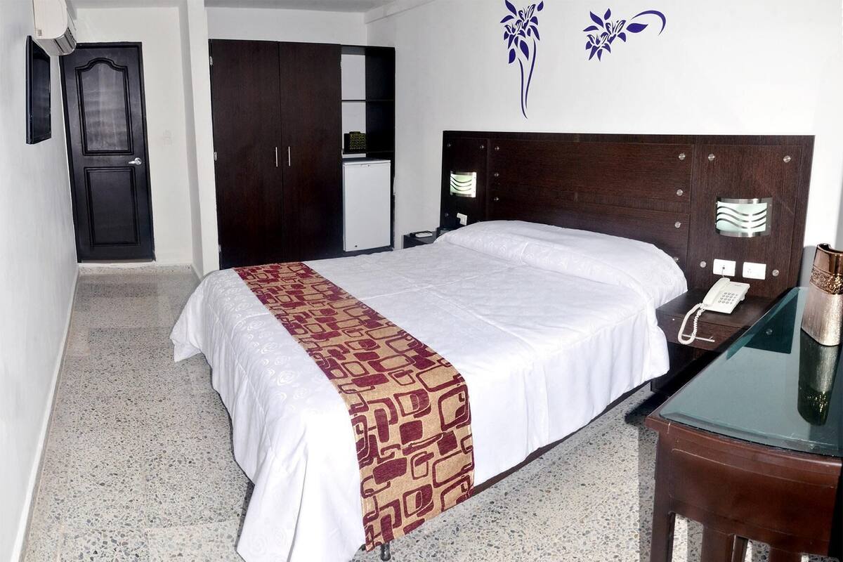 Premium bedding, in-room safe, desk, rollaway beds (free)