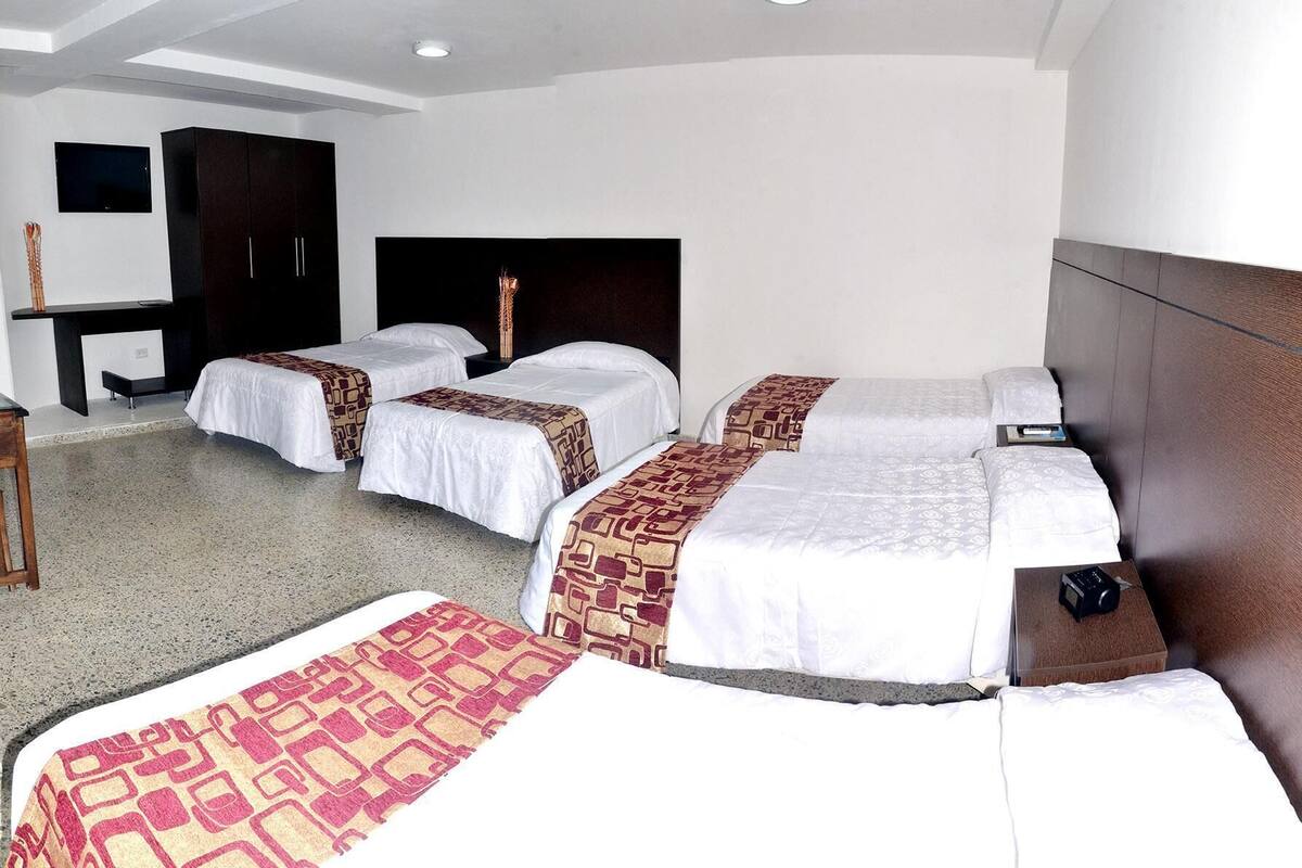 Premium bedding, in-room safe, desk, rollaway beds (free)