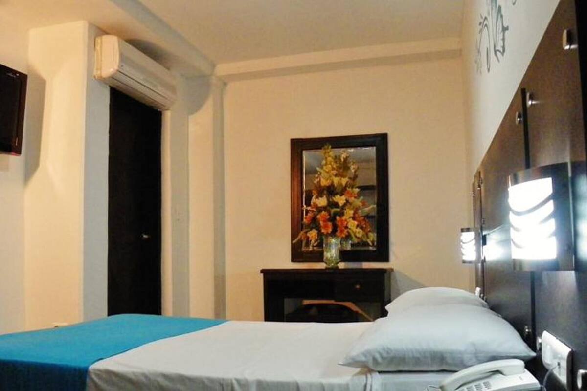 Premium bedding, in-room safe, desk, rollaway beds (free)