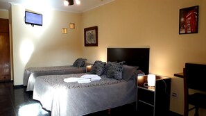 Triple Room | Free WiFi - Hotel Francia (San Rafael)