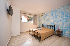 ผ้าม่านกันแสง, เตารีด/โต๊ะรีดผ้า, เปล/เตียงเด็กอ่อน, เตียงเสริม/เปล