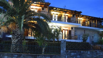 Fachada del alojamiento - Noche