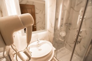 Apartamento, 1 cama de casal ou 2 camas de solteiro | Banheiro | Chuveiro, produtos de toalete grátis