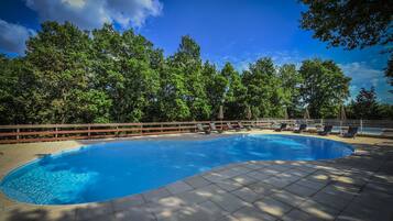 9 outdoor pools, pool umbrellas, sun loungers