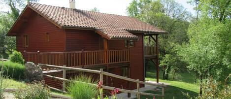 Escritorio, tabla de planchar con plancha, cunas y wifi gratis