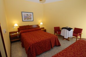 Coffres-forts dans les chambres, bureau, fer et planche à repasser