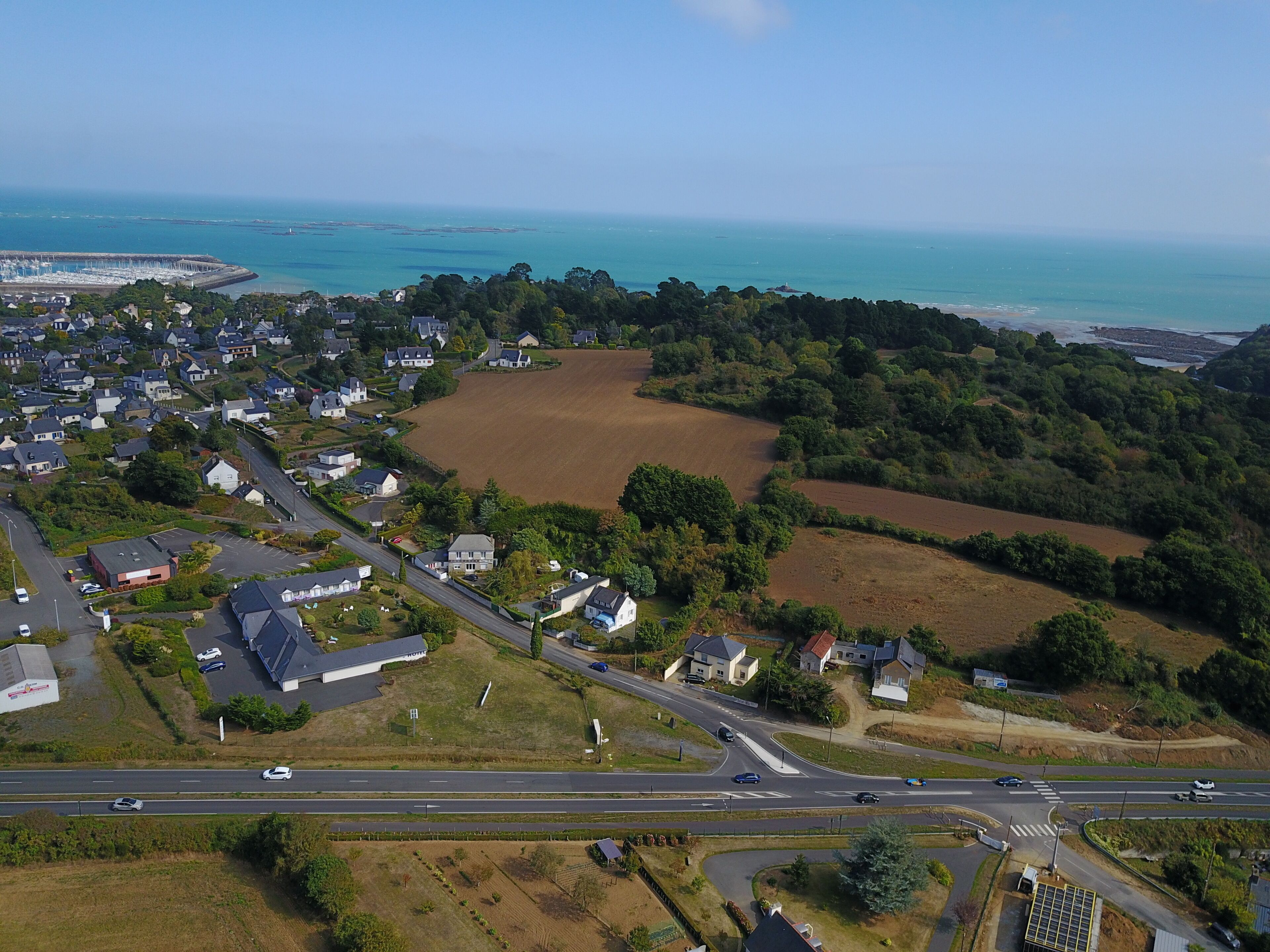 beach nearby, 2 beach bars