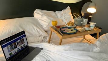 Habitación doble clásica | Camas con efecto memoria, muebles diferentes y escritorio