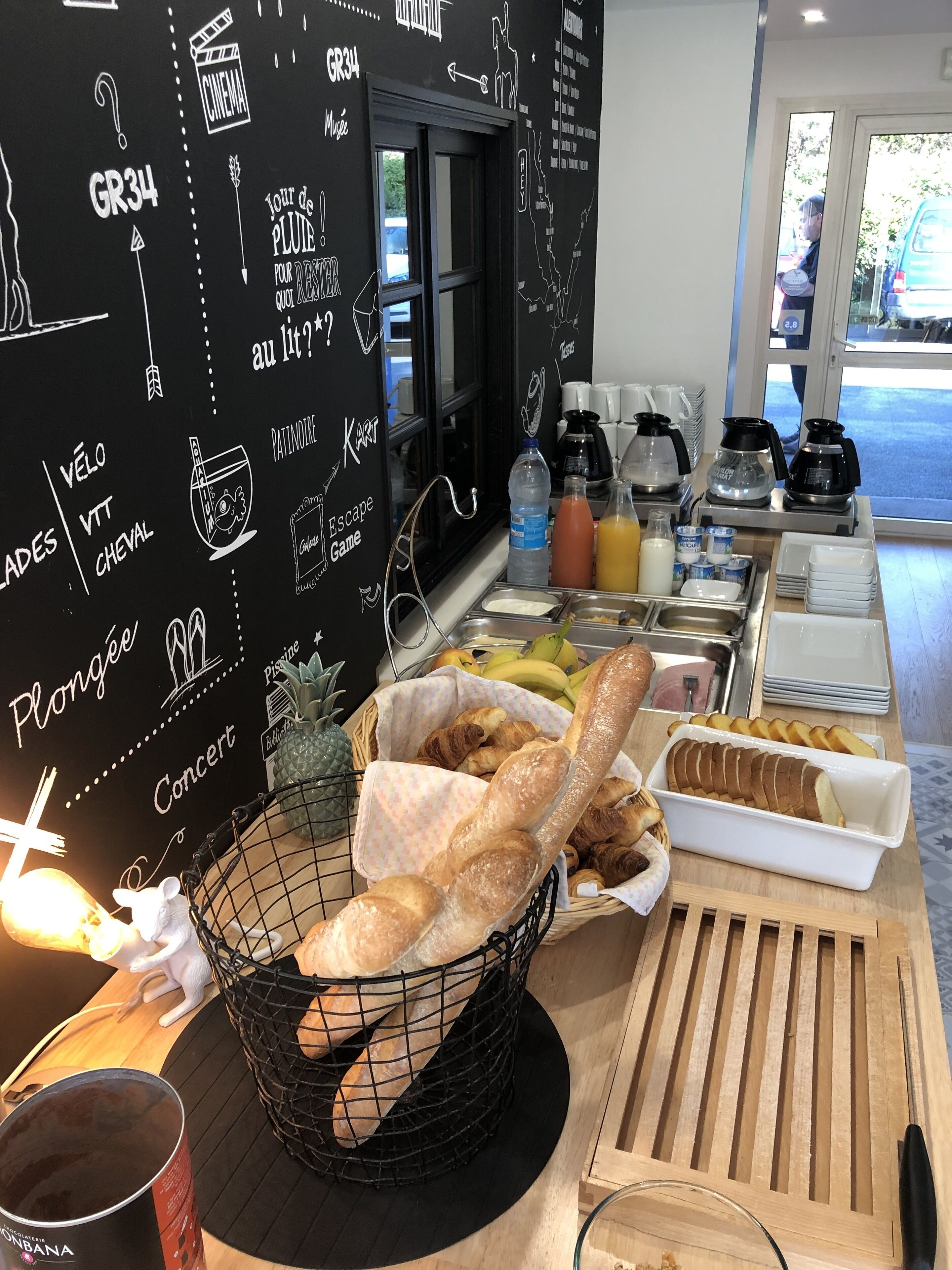 بوفيه فطور يوميًا بتك لفة قدرها (12 EUR للشخص)