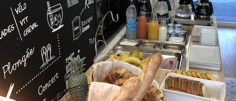 Desayuno buffet diario (EUR 12 por persona)